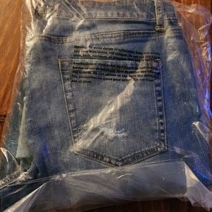 Maurices mid rise capri